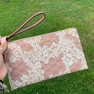 SOLD ON Ⓜ️ NWT MK Wristlet